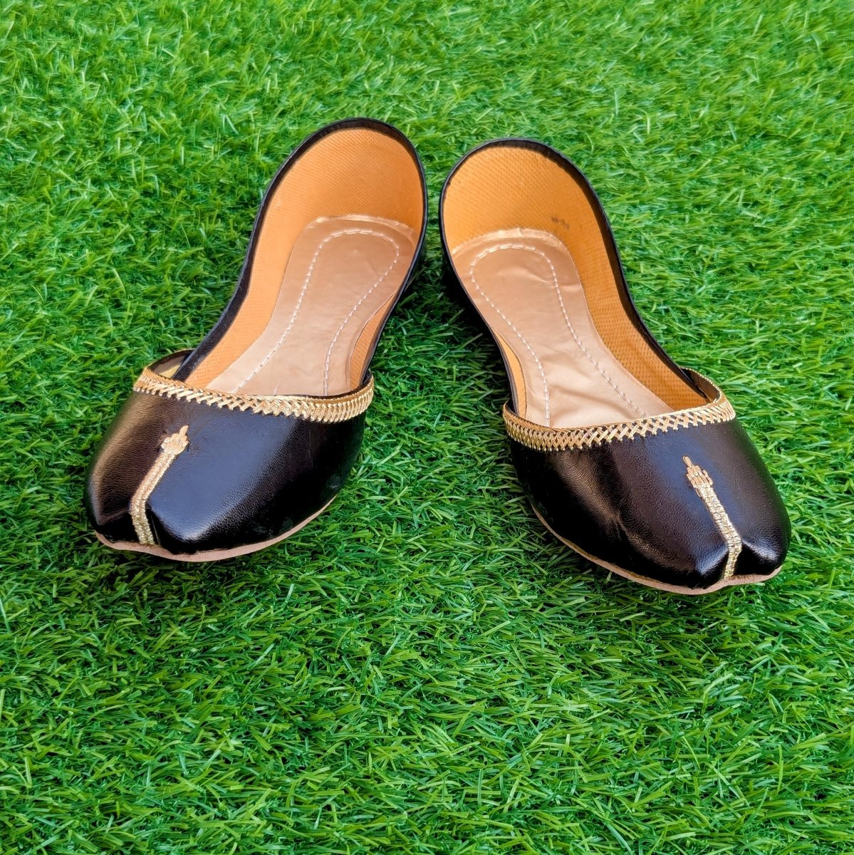 Black tilla khussa for girls - Thousand Slippers
