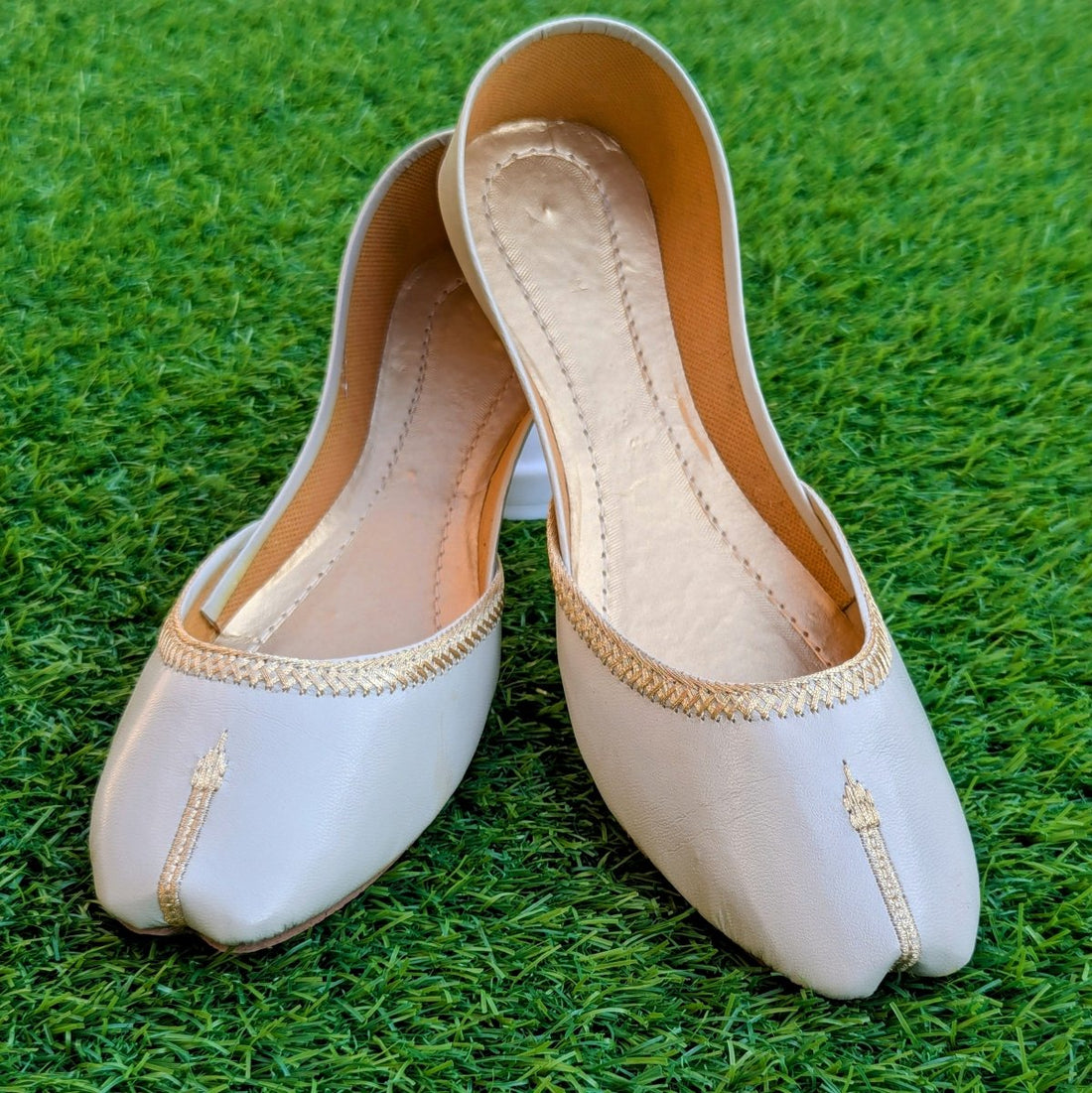 White Tilla Khussa - Thousand Slippers