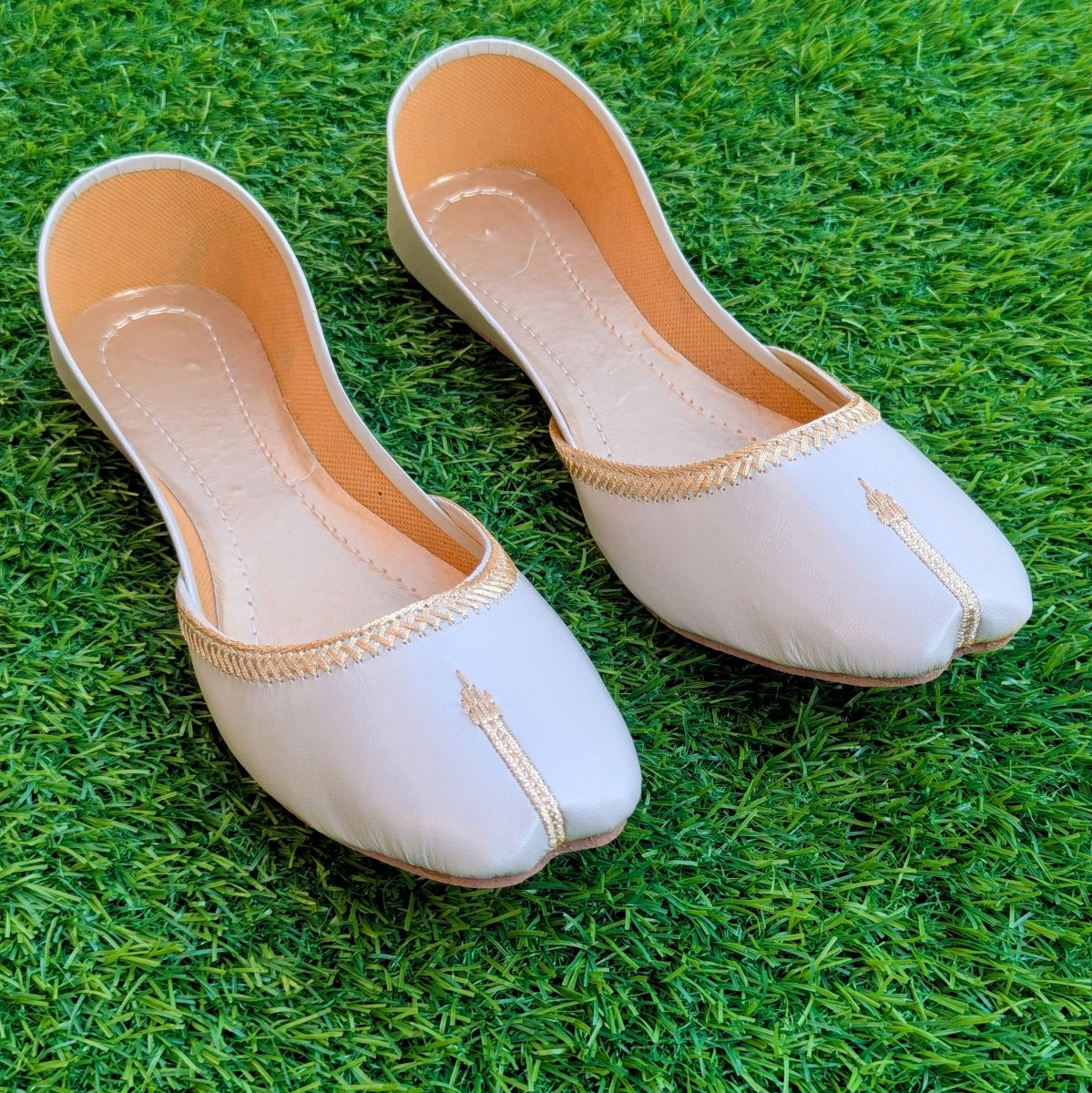 White Tilla Khussa - Thousand Slippers