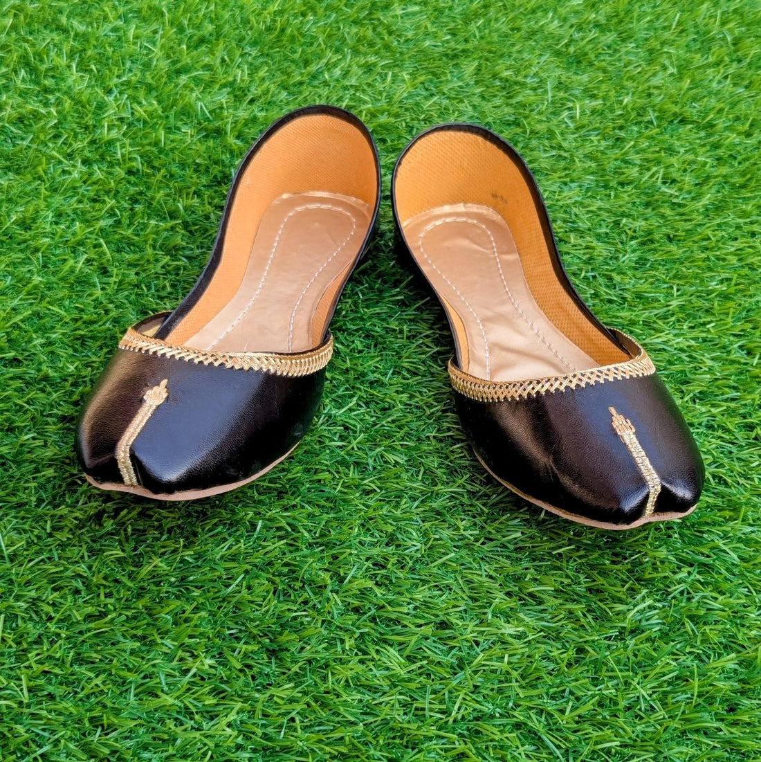 Black tilla khussa for girls - Thousand Slippers